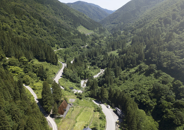 標高1000m以上の山々に囲まれた利賀地域