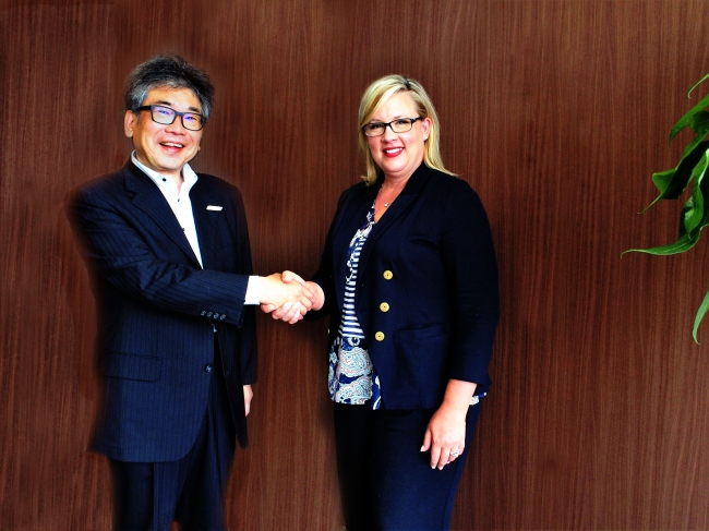 握手を交わす JTBコミュニケーションデザイン町田忠取締役（左）と、CWT M&E　Vice President, Global SMM Strategy & Solutions, Kari Wendel（右）