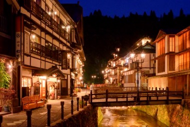 銀山温泉（夜）　画像提供：山形県