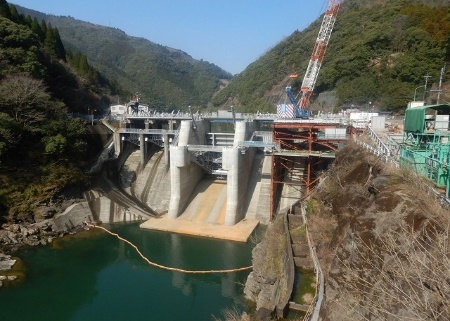 山須原ダム全景(工事中の様子）