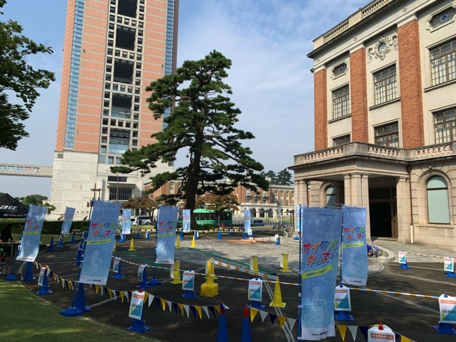 奥には群馬県庁がそびえる