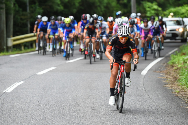 前日の石川クリテリウムで優勝した藤本元貴（LINKVISION GIRASOLE CYCLING）がアタック