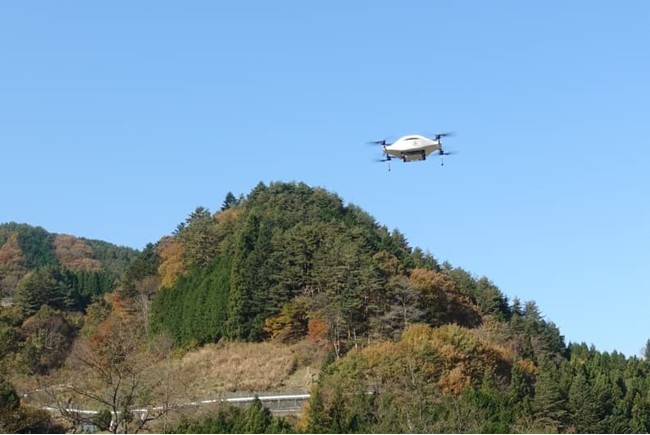 小菅村をデモ飛行する物流専用ドローンの最新試作機