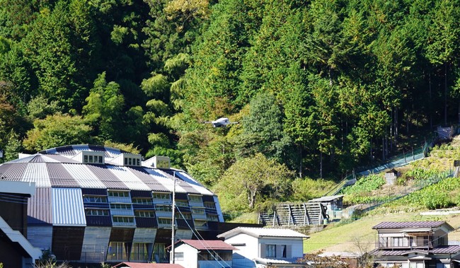 小菅村を飛行する物流ドローン