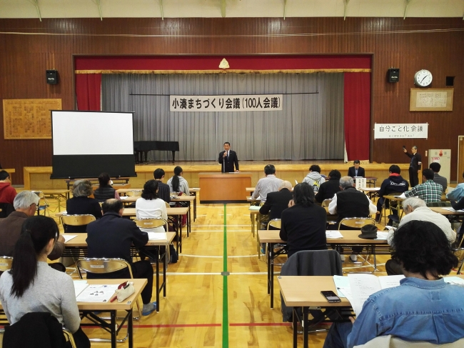 あいさつする亀田郁夫市長