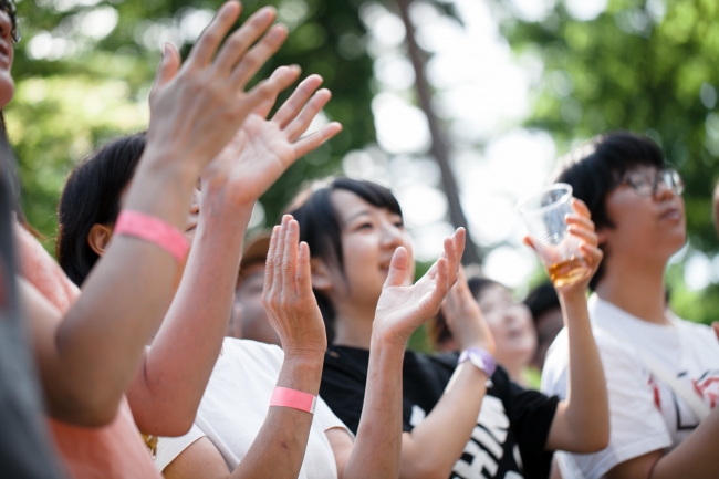 会場は森と古民家が並ぶロケーション。日中から開催しているので、お子様づれでもお楽しみいただけます。