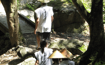 険しい山場を行く研修生