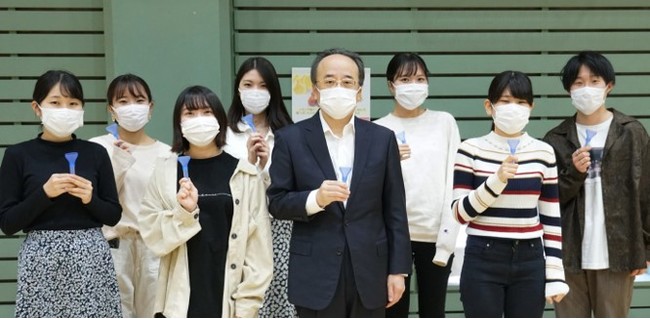 【写真】PCR検査を受ける亀山学長と学生