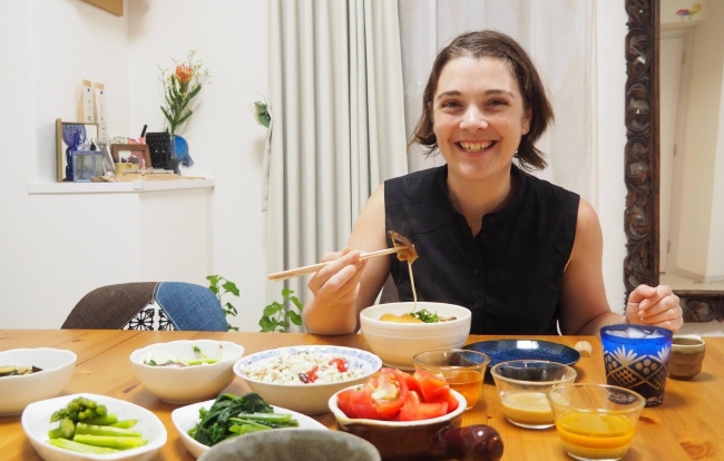 浅草に住むホスト、丸山さん宅でベジタリアン用のうどんを食べる、オーストラリアからのベジタリアン旅行者、チャ―リーさん。