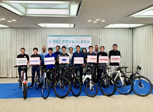 E-BIKEアクションしまなみプレス発表会 （前列：自転車メーカー8社、後列：自治体、レンタサイクル事業者）