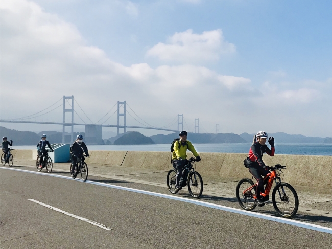 大島の海岸線をサイクリング