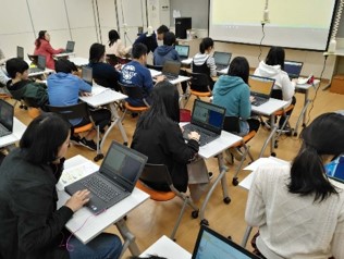 「すらら」を試用し学習する 上海日本人学校高等部の生徒