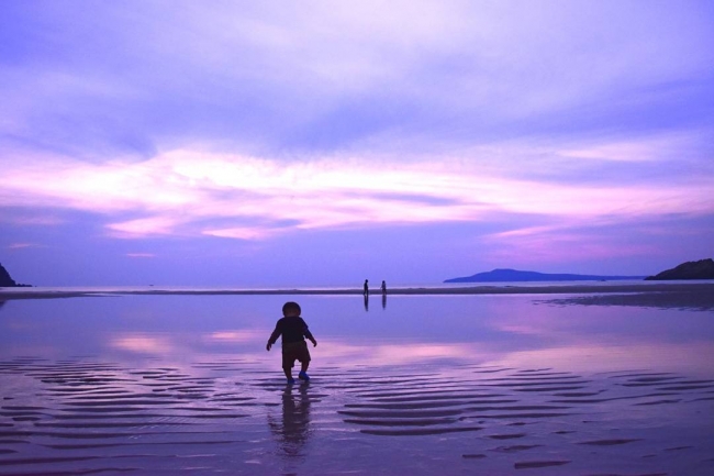 夕暮れの砂浜。