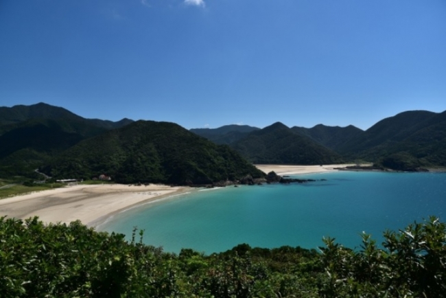 日本一美しい砂浜といわれる高浜海水浴場