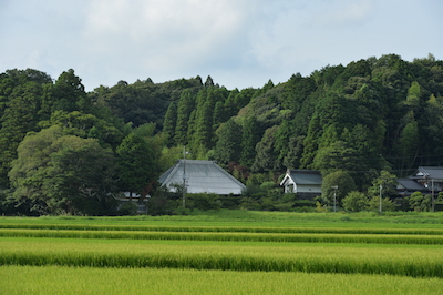 雄大な自然の中に佇む古民家