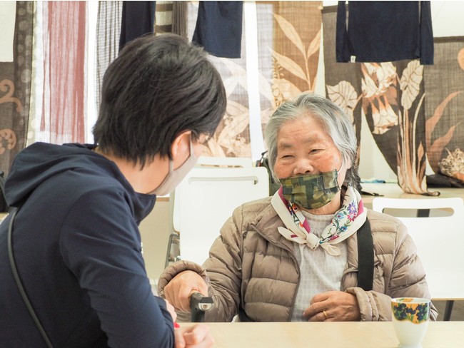 医療従事者とワークショップに参加した地元住民が暮らしや健康に関する相談をヒアリングする様子。