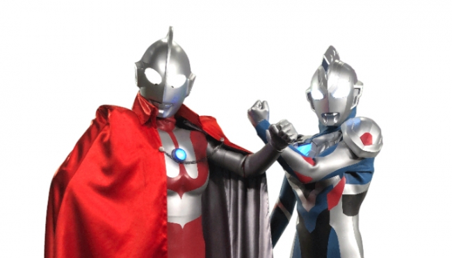 絆を結ぶ新たなる印「クロスタッチ」：ウルトラマン(左)、ウルトラマンゼット(右)