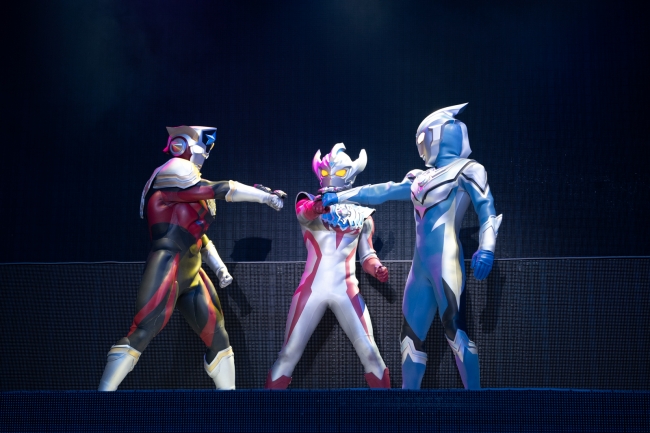 迫力のウルトラライブステージでは、新ヒーロー・ウルトラマンタイガ(中)、ウルトラマンタイタス(左)、ウルトラマンフーマ(右)が大活躍