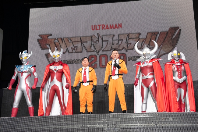 左から、ウルトラマンタイガ、ウルトラマンタロウ、爆笑問題・田中さん、爆笑問題・太田さん、ウルトラの父、ウルトラの母