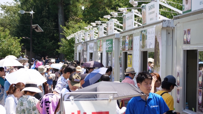 猛暑の中、多くの来場者でにぎわうフェス会場。 人気店舗では1時間待ち以上の行列も！