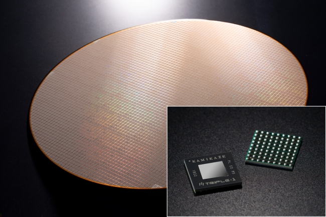 （写真） TSMC 社の最新 7nmプロセス技術で製造された「KAMIKAZE」のシリコンウェハーとサンプルチップ