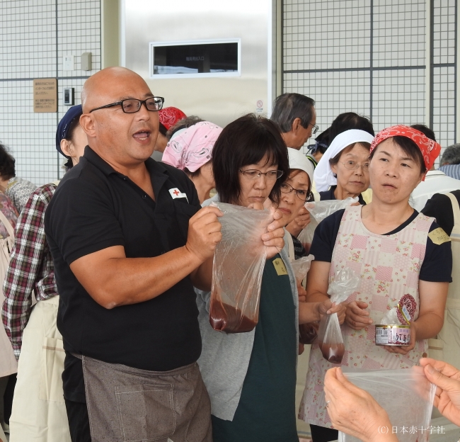 七尾市赤十字奉仕団委員長　芋塚　隆彦　52歳（写真左）