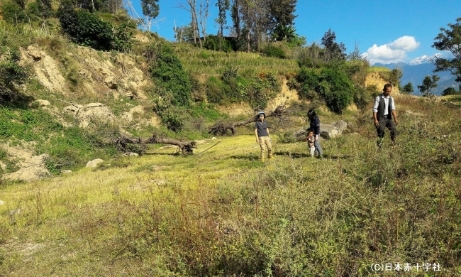 ネパールの山間地では貴重な平地。地域の方が「学校のためなら」と土地を寄付して下さいました。