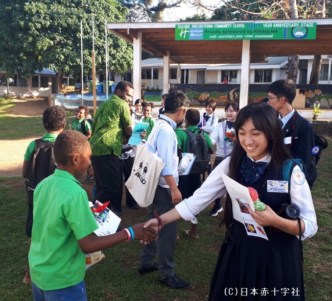 Sea Side Community Presbyterian学校の児童と交流する溝口和愛さん（写真右）