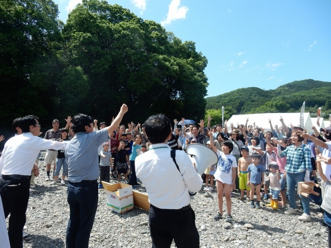 バーベキューのあとは恒例の大黒柱が当たるじゃんけん大会！