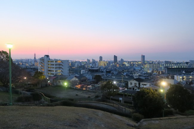 「大丸山公園」（神戸市長田区大丸町）　神戸の西方面の市街地が一望できる高台の公園。地域の人たちによって大切に整備されてきた場所