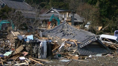 倒壊した家屋