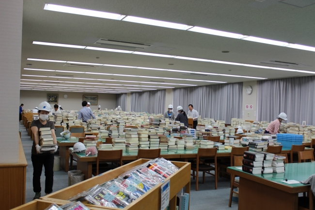 6月21日大学図書館　閲覧室復旧作業