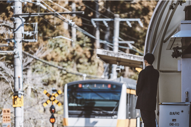 写真　青梅線の無人駅「白丸駅」でお客さまを待つホテル コンシェルジュ