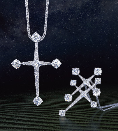 Southern Cross     左　シングルクロス プラチナ台ダイヤモンドペンダント 計1.70ct　1,800,000円（本体価格）  右　ダブルクロス プラチナ台ダイヤモンドペンダント 計1.20ct　980,000円（本体価格）