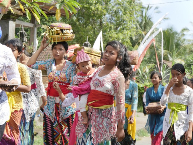 日本とアジアの群島を結ぶ文様研究「バリ島の祭礼に参加する人々の装い」撮影：佐々木成明