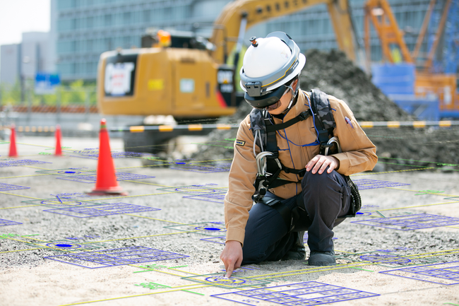 杭伏図をMRで表示している様子（Trimble XR10利用）