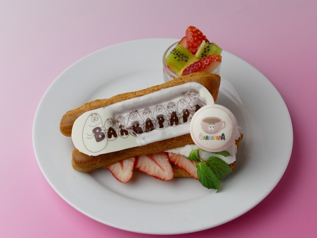 綿あめと生クリームがサンドされたコットンキャンディエクレア