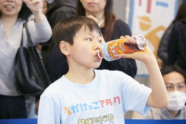 水分＆ミネラル補給をする子どもの様子