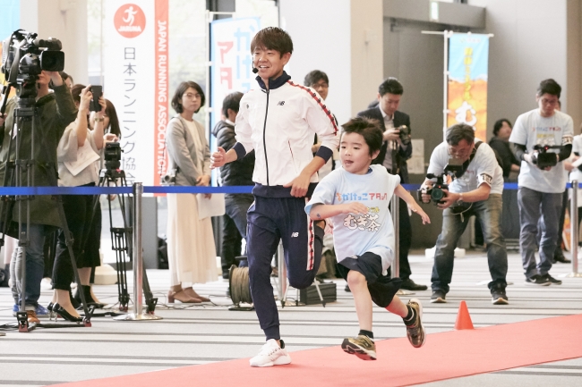 子ども達と一緒に走る神野選手