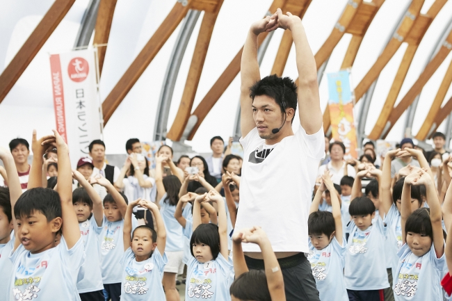 ▲「速く走るコツ」を学ぶ村田選手と子ども達