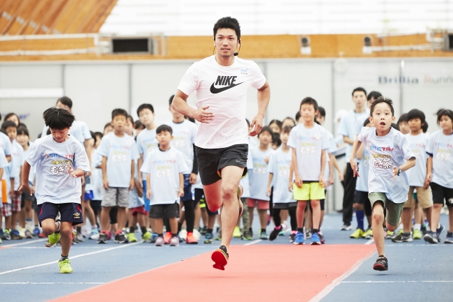 ▲子ども達と一緒に走る村田選手