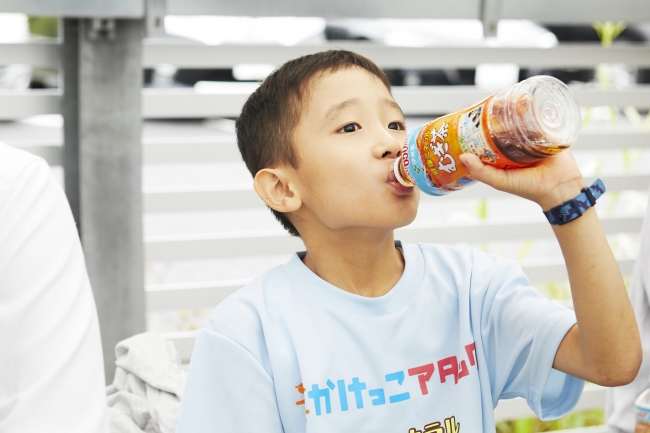 ▲水分&ミネラルを補給する子どもの様子