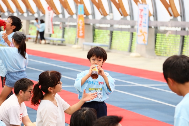 ▲水分&ミネラルを補給する子どもの様子