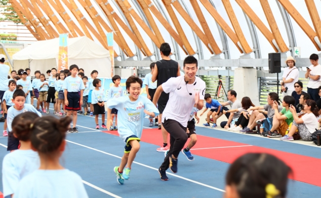 ▲子ども達と一緒に走る桐生祥秀選手