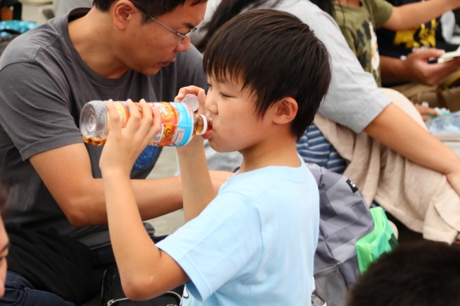 水分&ミネラルを補給する子どもの様子