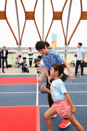 子どもに教える設楽悠太選手