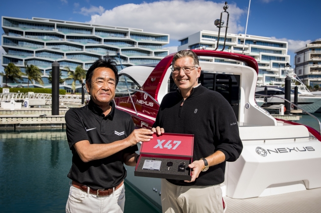 ＜Yanmar’s Ken Araki and Christopher Anand of NEXUS with the X47 Express Cruiser＞