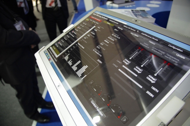 M2Mクラウドに接続されたプロジェクターなど機器の状態を遠隔で監視・管理することができる