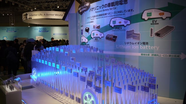 環境対応車用リチウムイオン電池でつくったクルマの模型展示