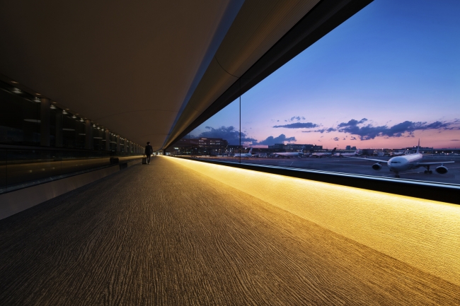 成田国際空港 第二旅客ターミナルビル 連絡通路（到着コンコース）